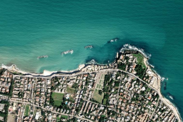 Satellitenbild der Umgebung von Bisceglie · Wellenbrecher-Abschnitt