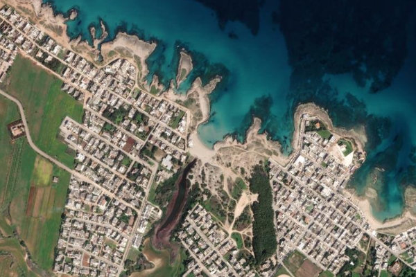 Satellitenbild der Umgebung von Spiaggia Mezzaluna