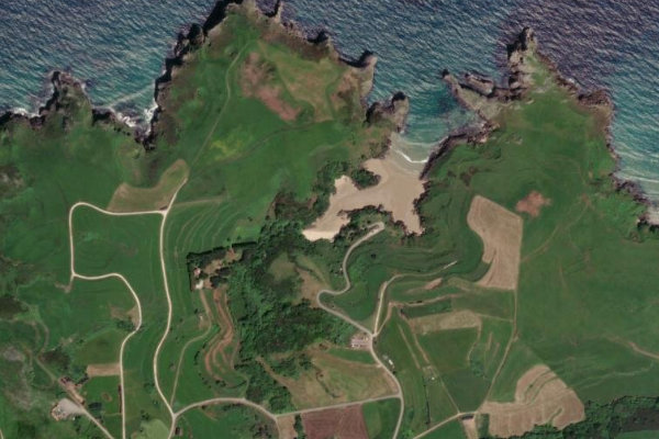 Satellitenbild der Umgebung von Llanes · Flussmündungs-Abschnitt