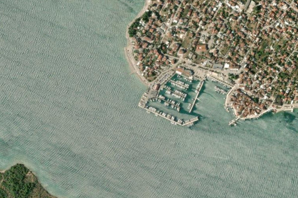 Satellitenbild der Umgebung von Marina Pirovac