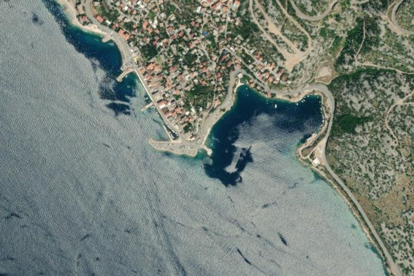 Satellitenbild der Umgebung von Karlobag
