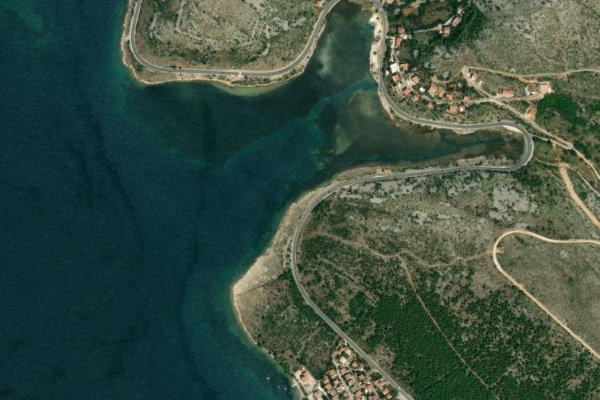 Satellitenbild der Umgebung von Modrič