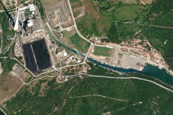 Satellitenbild der Umgebung von Plomin Luka