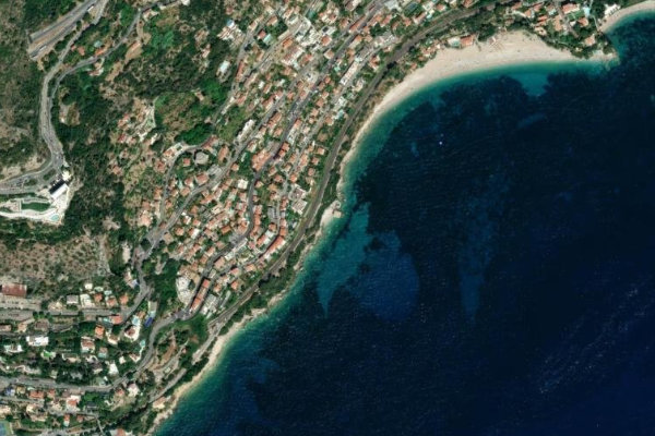 Satellitenbild der Umgebung von Plage du Rocher