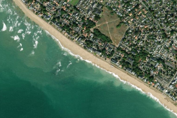 Satellitenbild der Umgebung von Plage de Bonne-Source