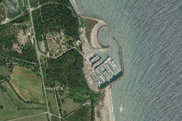 Satellitenbild der Umgebung von Port de Taverna