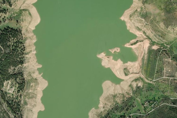Satellitenbild der Umgebung von Embalse del Guadalhorce / Guadalteba