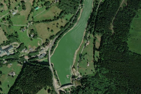 Satellitenbild der Umgebung von Talsperre Labská