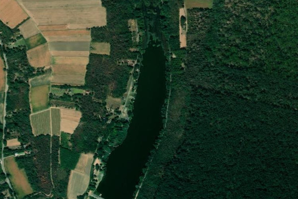 Satellitenbild der Umgebung von Bruja reservoir (Erdevik)