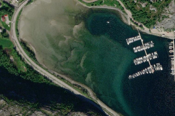 Satellitenbild der Umgebung von Urnesbukta