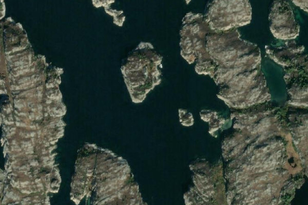Satellitenbild der Umgebung von Breivik · Küste
