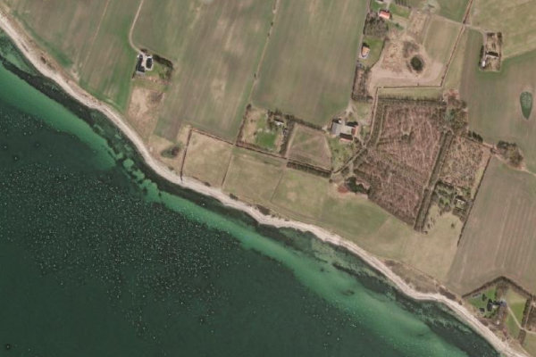 Satellitenbild der Umgebung von Bastrup · Küste