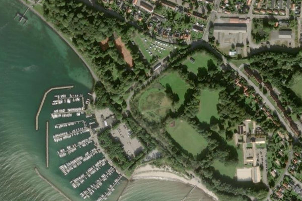 Satellitenbild der Umgebung von Bro L