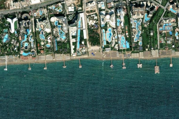 Satellitenbild der Umgebung von Aksu Belediyesi Halk Plajı