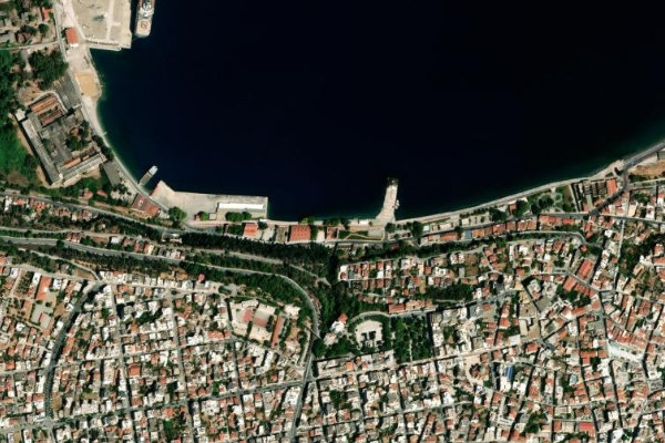Satellitenbild der Umgebung von Aigio · Hafen