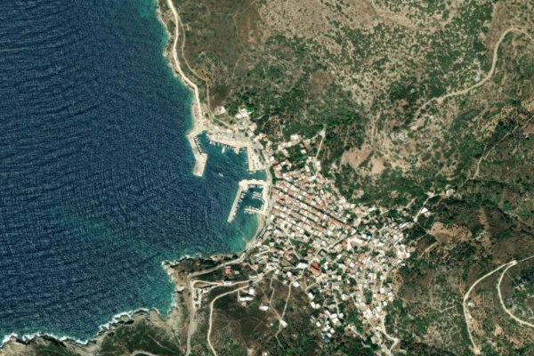 Satellitenbild der Umgebung von Fourni · Hafen