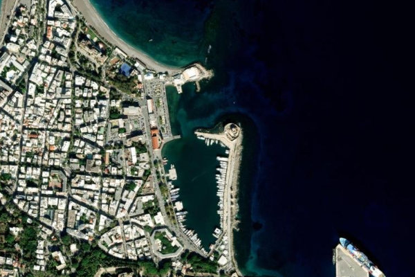 Satellitenbild der Umgebung von Mandraki · Hafen