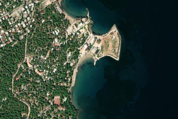 Satellitenbild der Umgebung von Órmos Ayíou Andréou