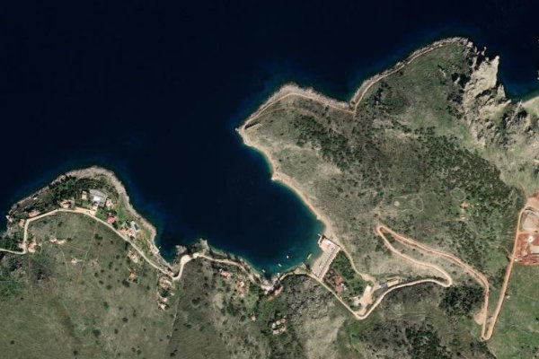 Satellitenbild der Umgebung von Órmos Mandráki