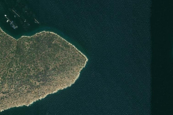 Satellitenbild der Umgebung von Ákra Trákhilos