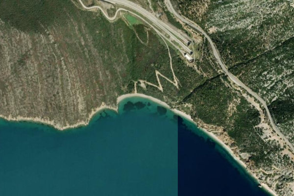 Satellitenbild der Umgebung von Órmos Kalamáki