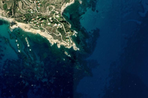 Satellitenbild der Umgebung von Ákra Liákas