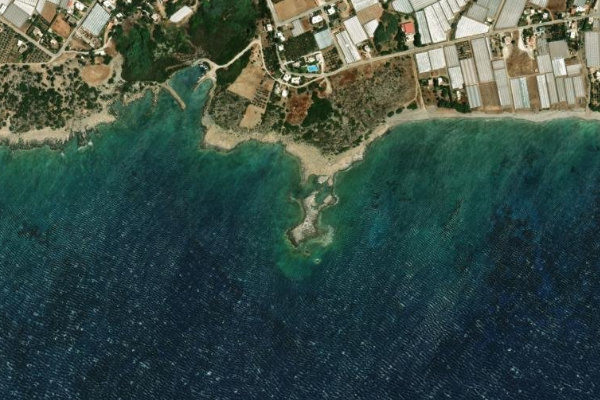 Satellitenbild der Umgebung von Ákra Plakáki