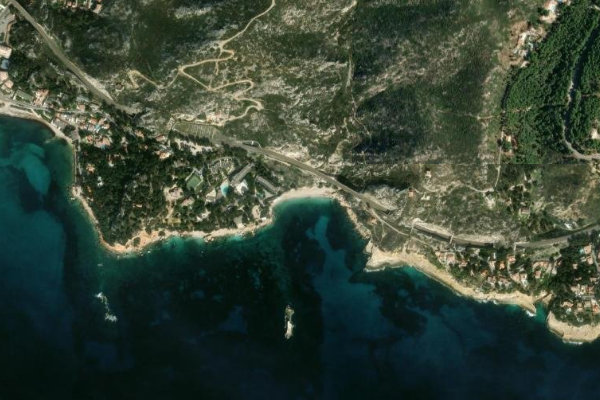 Δορυφορική εικόνα της περιοχής γύρω από Plage de la calanque des Eaux Salées