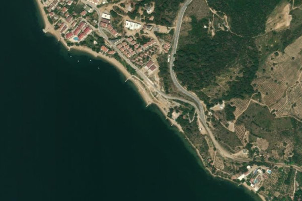 Δορυφορική εικόνα της περιοχής γύρω από Armutlu Belediyesi Kadınlar Plajı