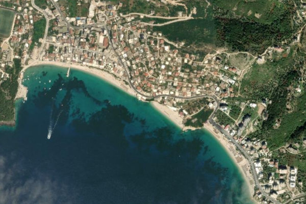 Δορυφορική εικόνα της περιοχής γύρω από Dhërmi–Himarë · προσβάσιμο σημείο ακτής 033