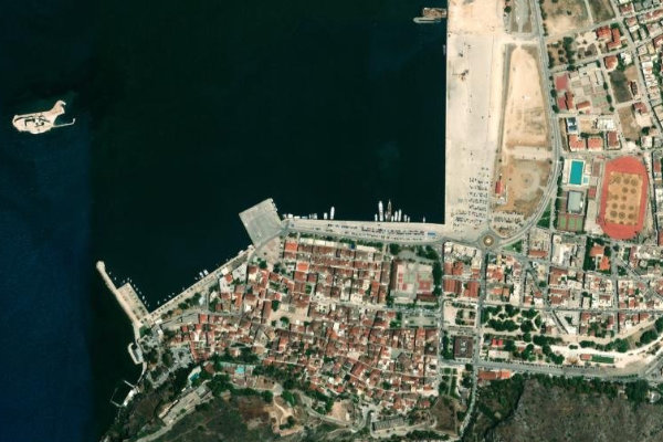 Δορυφορική εικόνα της περιοχής γύρω από Nafplio · εξωτερική ακτή λιμανιού
