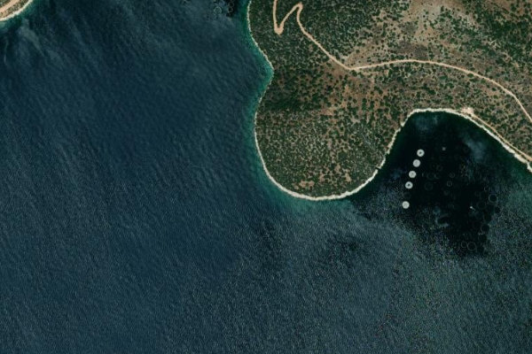Δορυφορική εικόνα της περιοχής γύρω από Ákra Kamári