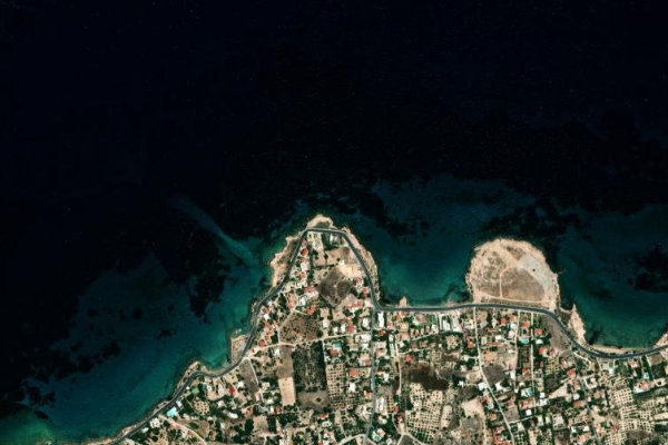 Δορυφορική εικόνα της περιοχής γύρω από Ákra Livádia
