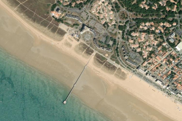 Satellite image of the area around Plage de l'Estacade