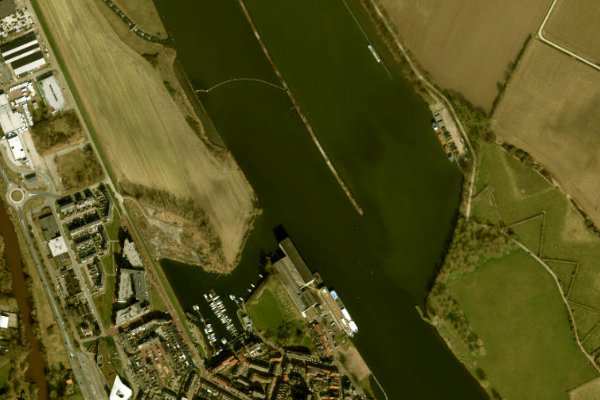 Satellite image of the area around Maas (Grave)