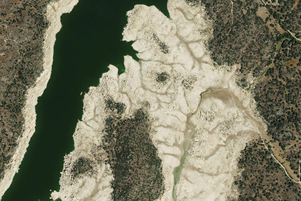 Satellite image of the area around Embalse de Almendra