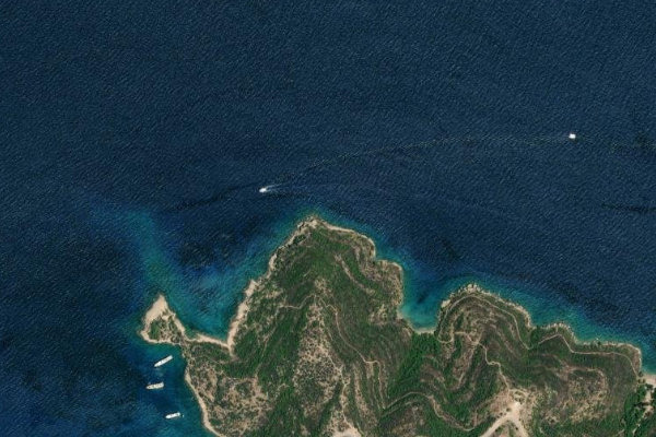 Satellite image of the area around Ákra Váïza