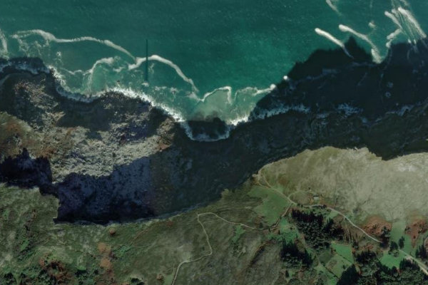 Imagen de satélite del entorno de Castro-Urdiales · sector de acantilado rocoso