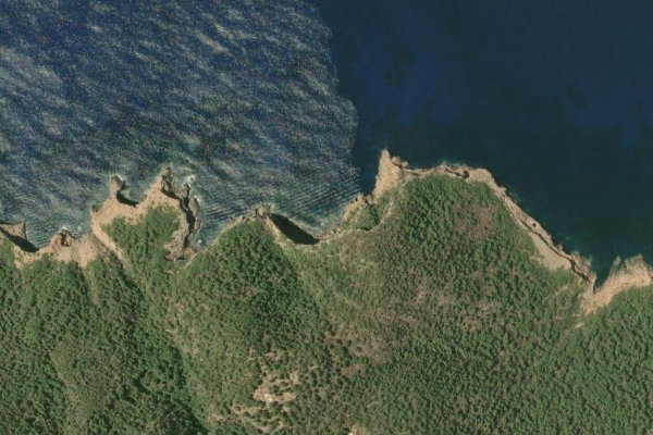 Imagen de satélite del entorno de Eivissa · sector de acantilado rocoso