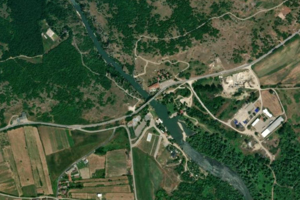 Imagen de satélite del entorno de Drini i Bardhë – Ura e Fshejtë / Xërxë