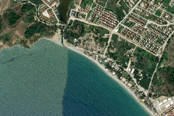 Imagen de satélite del entorno de Agora Beach Camping