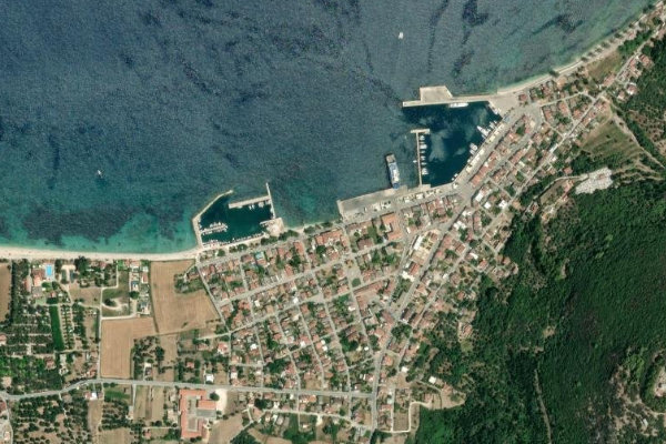 Imagen de satélite del entorno de Sami · puerto