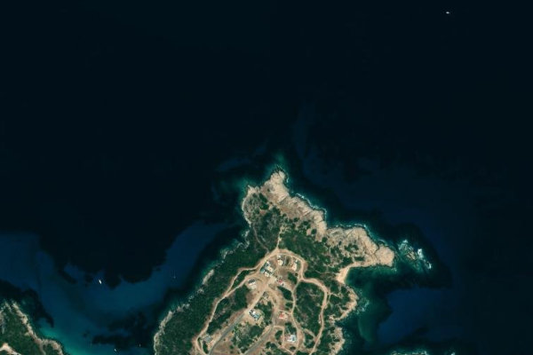 Imagen de satélite del entorno de Ákra Ádholo
