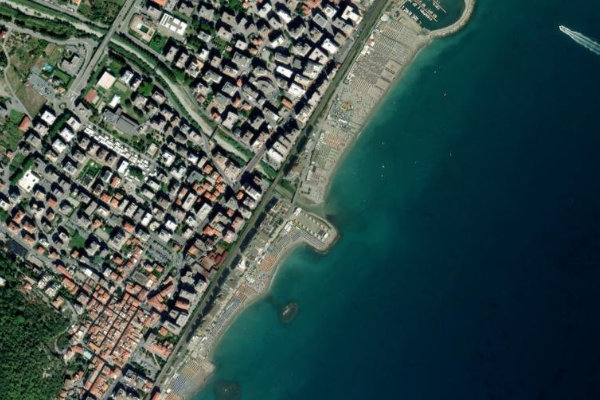 Image satellite des environs de Torrente Varatella