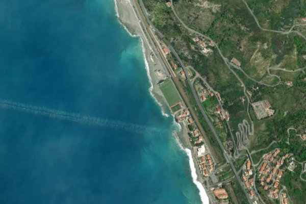 Image satellite des environs de Acquappesa · secteur de brise-lames