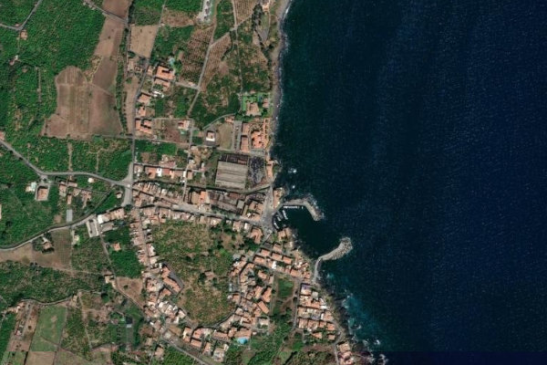 Immagine satellitare dei dintorni di Acireale · settore di foce fluviale