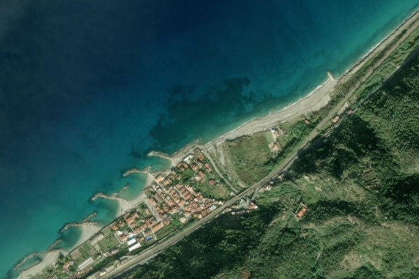 Immagine satellitare dei dintorni di Scilla · settore di foce fluviale