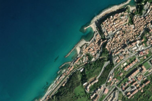 Immagine satellitare dei dintorni di Pizzo · settore di foce fluviale