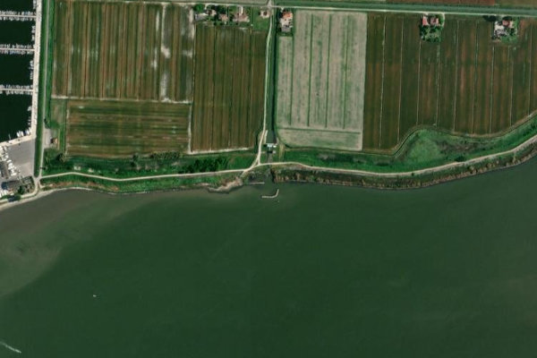 Immagine satellitare dei dintorni di Goro · settore di foce del canale