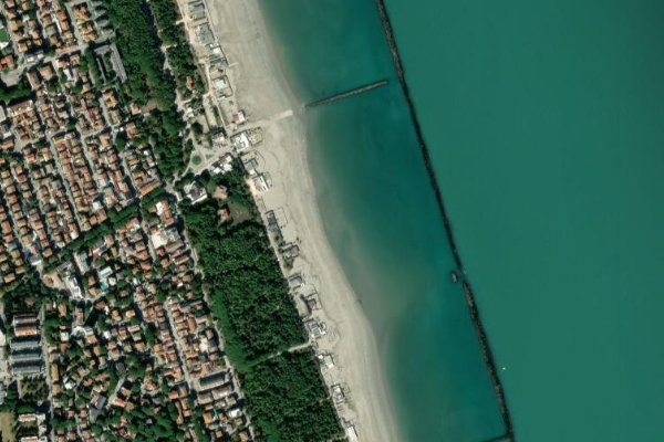 Immagine satellitare dei dintorni di Ravenna · settore del frangiflutti